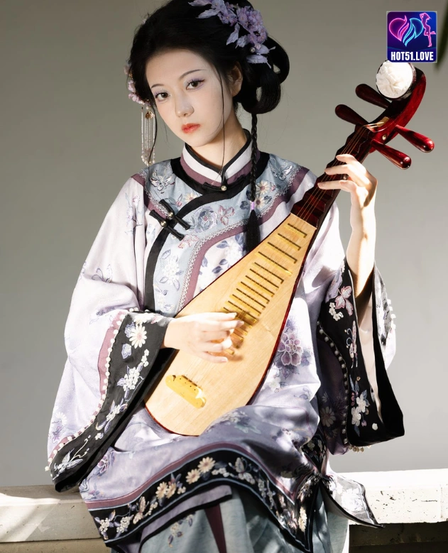 Beautiful Fang Ci Female Influencer di Indonesia Hot51: Profil, Karir, dan Pengaruhnya 5 - Hot51 Fang Ci-Hot51